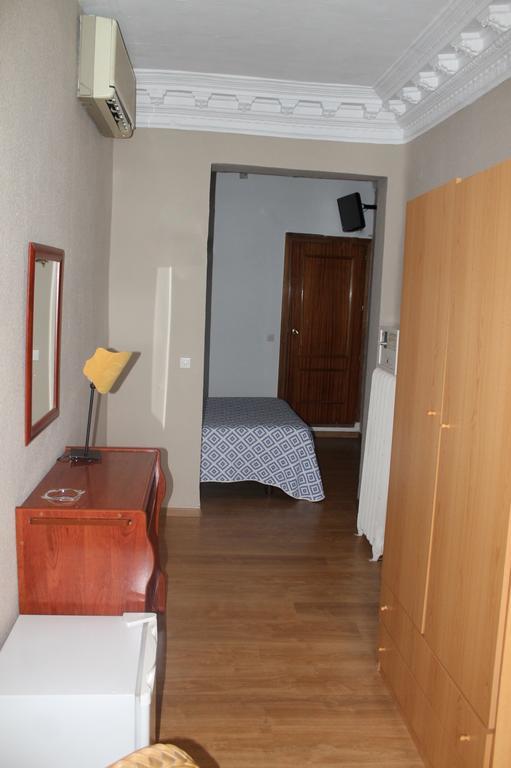 Hostal Trevinca Мадрид Экстерьер фото