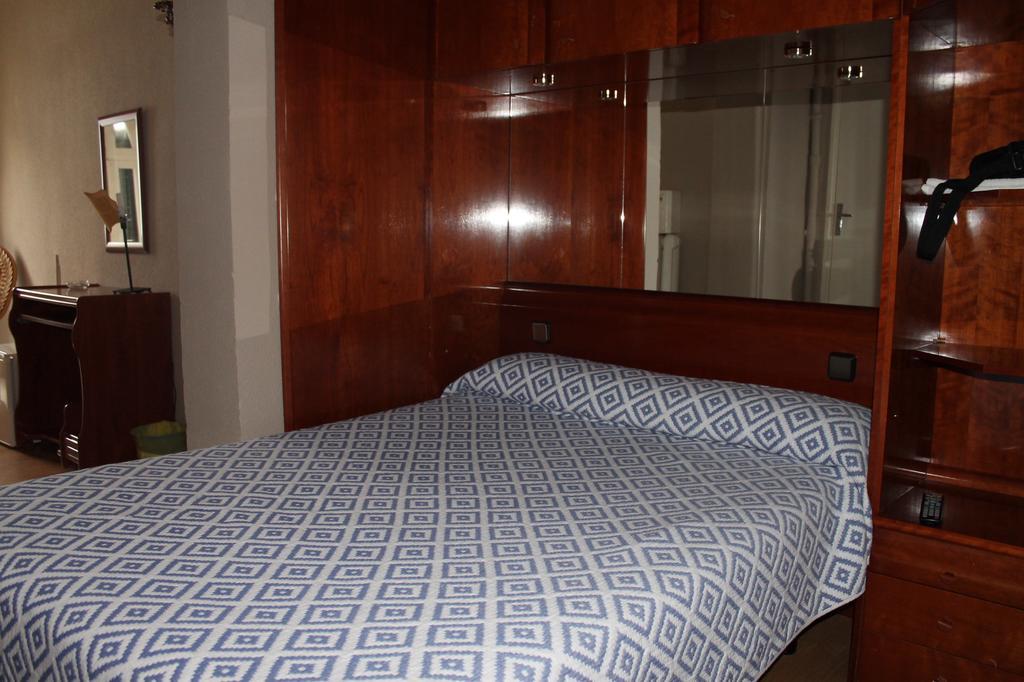 Hostal Trevinca Мадрид Экстерьер фото