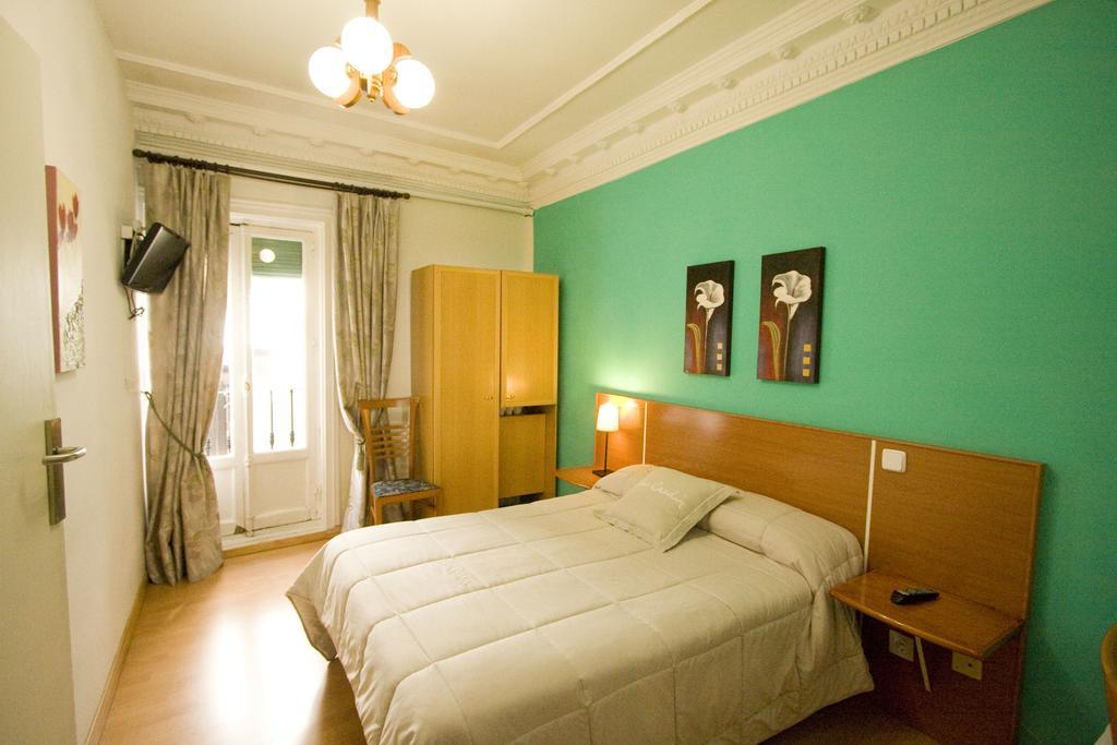 Hostal Trevinca Мадрид Экстерьер фото