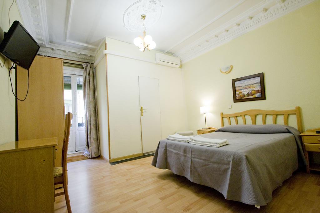 Hostal Trevinca Мадрид Экстерьер фото