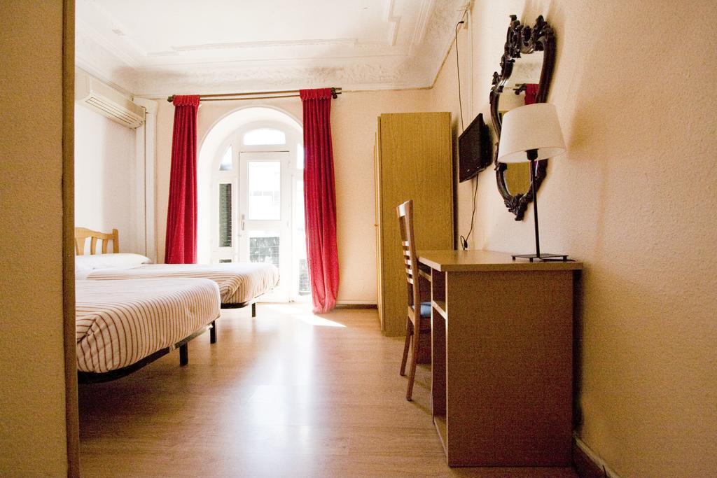 Hostal Trevinca Мадрид Экстерьер фото