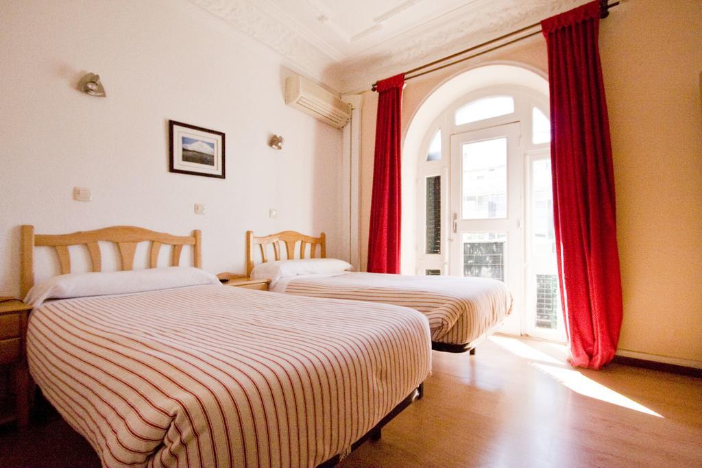 Hostal Trevinca Мадрид Экстерьер фото