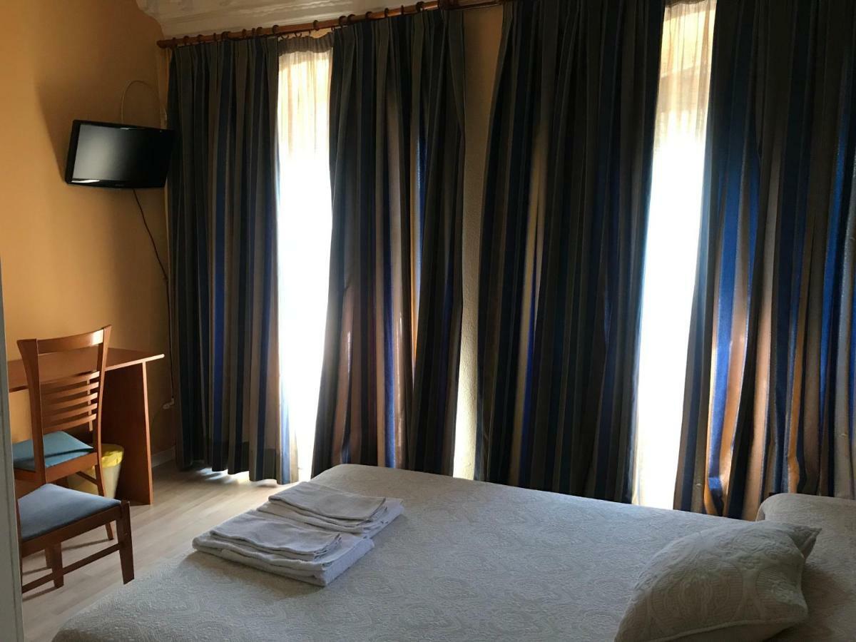 Hostal Trevinca Мадрид Экстерьер фото
